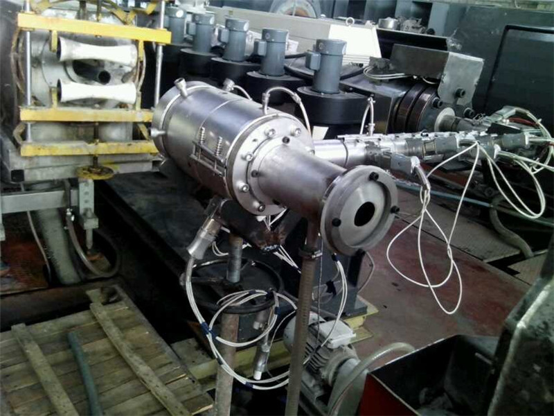 Máquina de extrusión de tubos de HDPE PP (4)